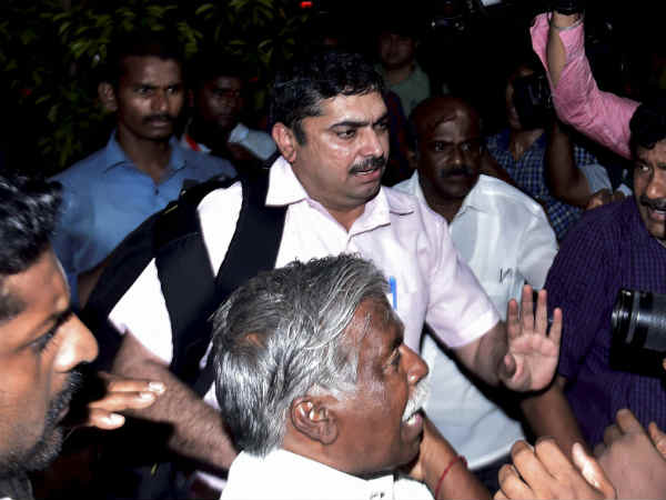 Delhi police to investigte Dinakaran on april 22nd 