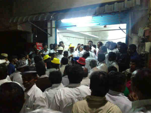 clashes between ops and dinakaran team 