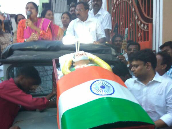 Sasikala team protest in front of RK Nagar Election office 