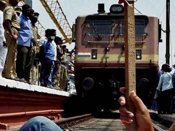 In Thiruvarur Farmers blockaded passenger rail In Thiruvarur Farmers blockaded passenger rail