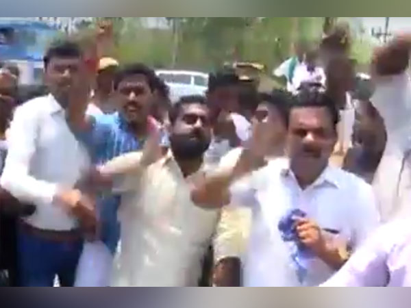 Students chase away DMK leaders in Tanjore