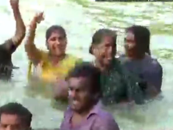 குளத்தில் இறங்கி.. 