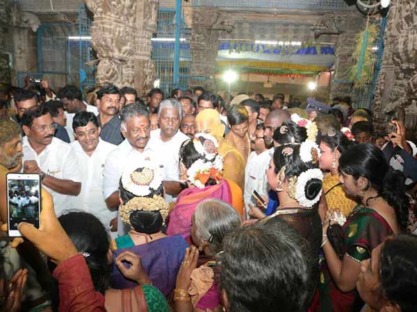 ஓபிஎஸ் அணியினர் வருகை