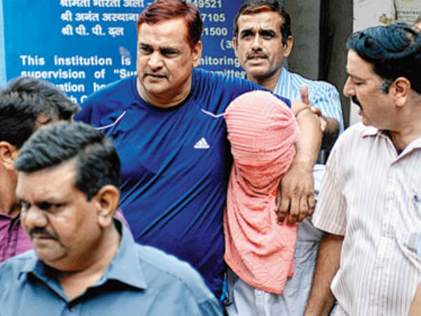 சாலையோர கடையில் சமையல்காரர்