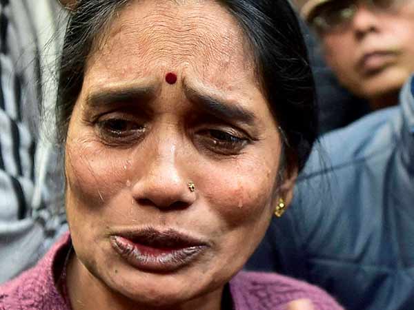 நீதிமன்றத்தில் தாய்