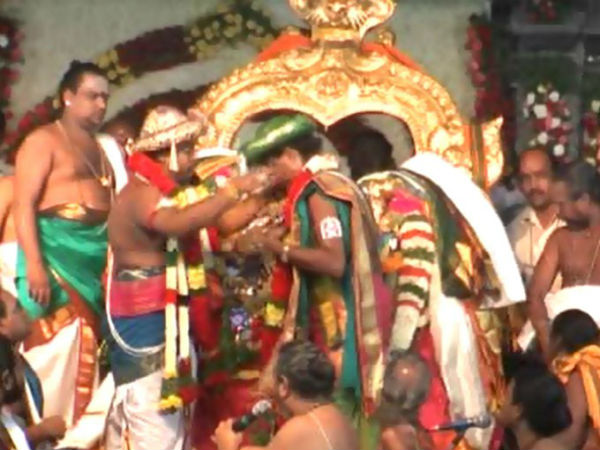 மாலை மாற்றிய அம்மனும் சுவாமியும்