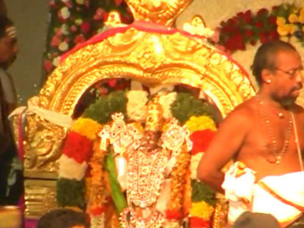 அலங்கார மேடைக்கு வருகை