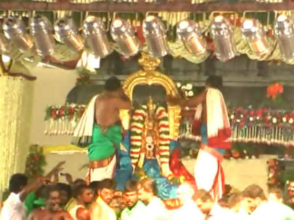 திருமண மண்டபத்துக்கு வருகை..