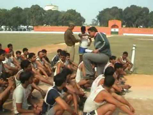 நீட் தேர்வு எழுதும் ஹாலுக்கு செல்லும் முன்.....