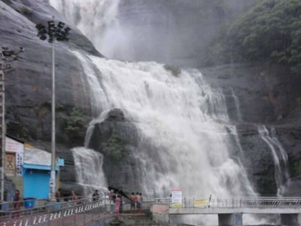 அருவிகளில் தண்ணீர் 