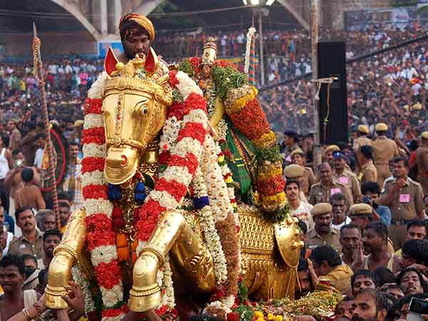 ஆடி அசைந்து வந்த அழகர்