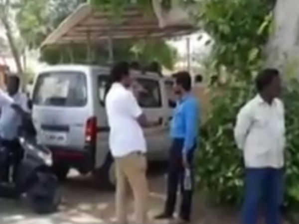 மரத்தடியில் உட்கார்ந்து 