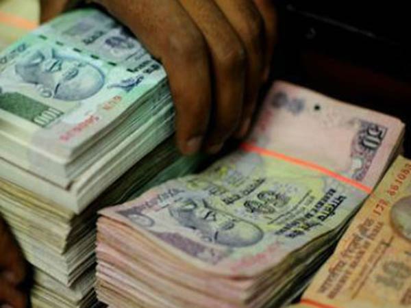 பினாமி வீட்டில்... 