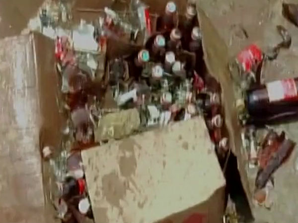 டாஸ்மாக்கை சூறையாடும் பெண்கள்