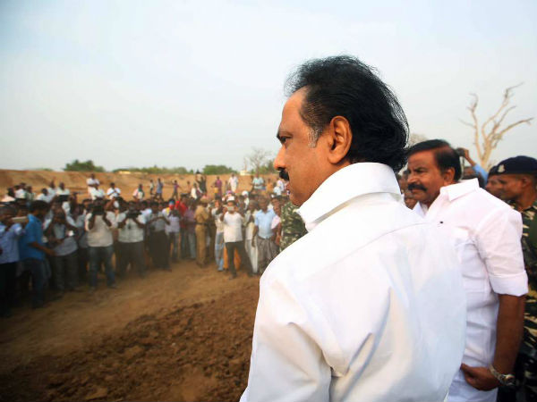 குளம் தூர்வாரும் பணியியில் ஸ்டாலின் 