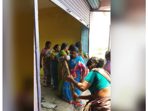 துவம்சம் செய்யப்படும் கடைகள் துவம்சம் செய்யப்படும் கடைகள்