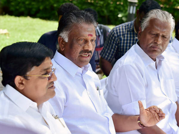 தேர்தல் ஆணையத்திடம் புகார் 