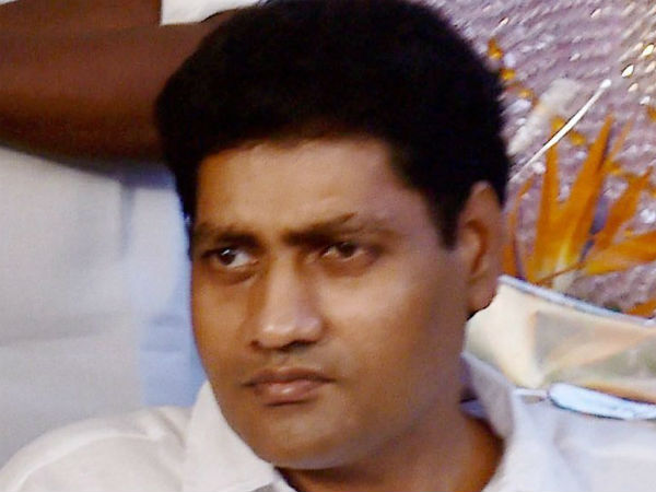 சசியுடன் தொடர்பு