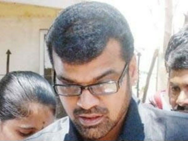 ஜாதியைச் சொல்லித் திட்டுகிறார் 