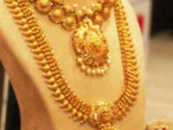 மூதாட்டிகள் கவனம்