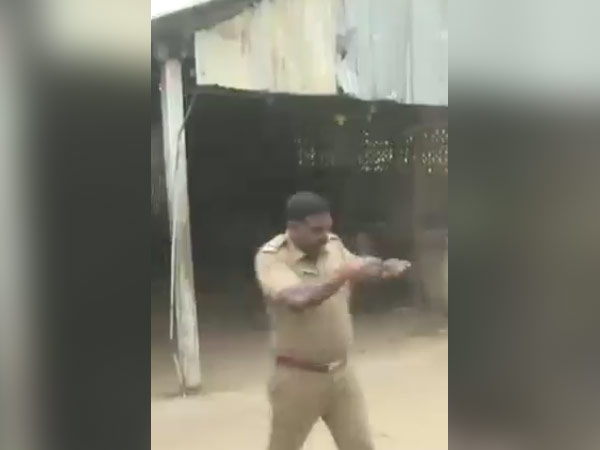  திறந்து இருந்த சாராய கடைக்கு திரண்டு சென்று எதிர்ப்பு தெரிவித்தனர். திடீரென அவர்கள் அங்கிருந்த சாராய பாட்டில்கள் மற்றும் பொருட்களை அடித்து நொறுக்கினார்கள். சாராய கடை சூறையாடப்பட்டது. 