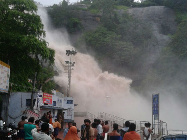 குளிர்விக்கும் சாரல் மழை குளிர்விக்கும் சாரல் மழை