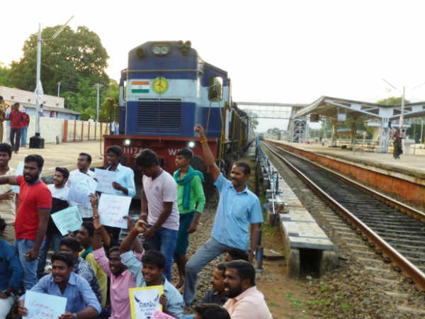 ஓடும் ரயிலை மறித்து… 
