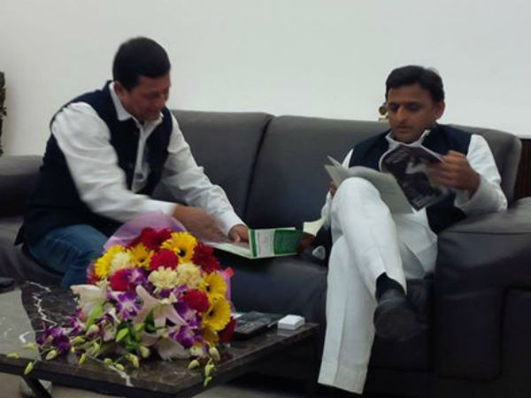 அகிலேஷும் அப்படியே 