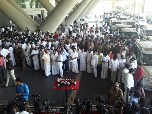 அடையாறில் கூட்டம் 