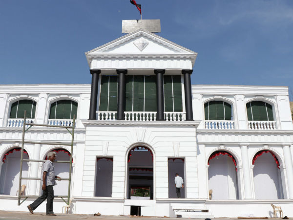 சட்டப்பேரவை வடிவில் மேடை 