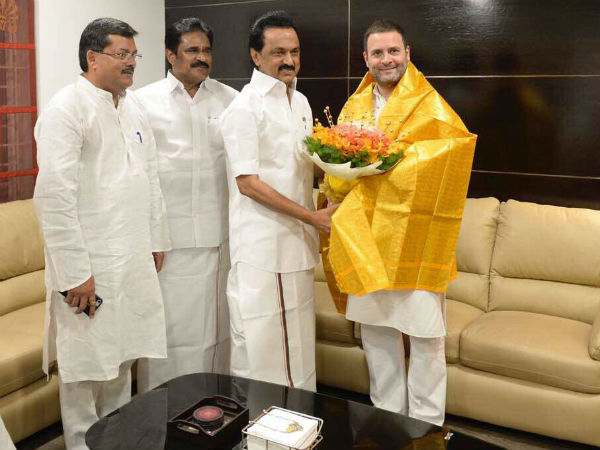 மஞ்சள் பொன்னாடை 