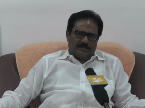  மூன்று அணியாக பிளவுபட்ட அதிமுக 
