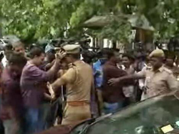 நிருபர்கள் மீது தாக்குதல் 