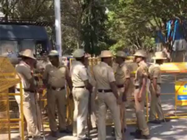குடும்பத்தோடு செலவழிக்க நேரமில்லை 