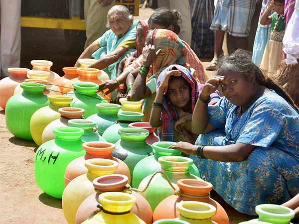 காலிக் குடங்களுடன் பெண்கள் 