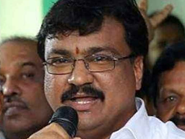 இப்படித்தான் காட்டிக் கொடுப்பியா? 