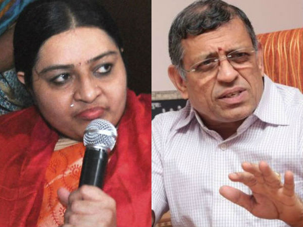 பேக்கிரவுண்டில் ஆடிட்டர் 