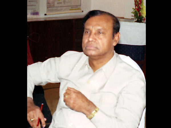 கருணாநிதி இடம் வழங்கினார்