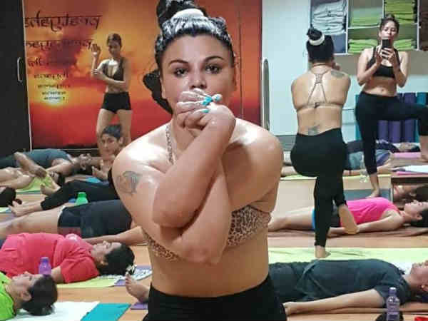 ராக்கியின் சூடான யோகா 