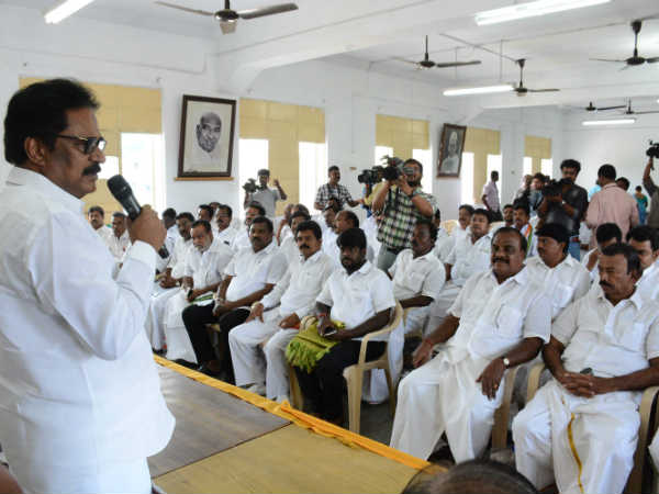 காங்கிரஸில் சேர மாட்டார் 