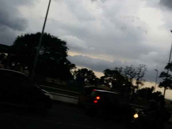 மேகங்களால் சூழப்பட்ட பூமி 