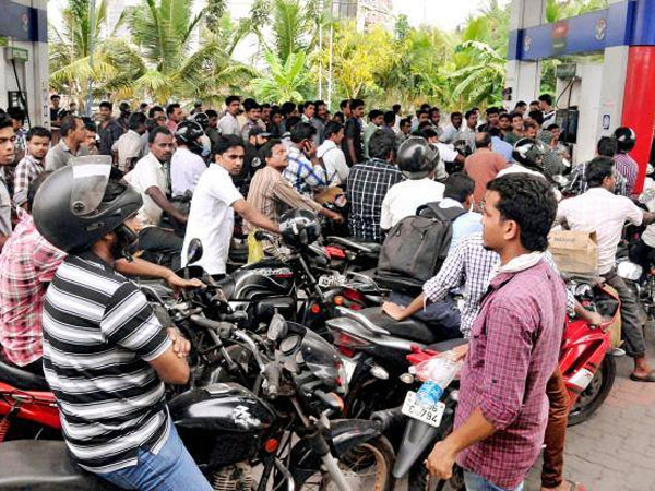பெட்ரோல் பங்குகளில்... 