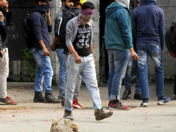 போலீசார் கண்ணீர் 