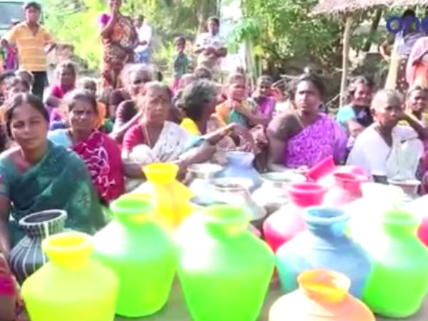 காலிக் குடங்களுடன்...