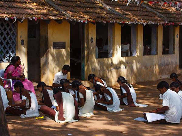 மாணவர்களை யாரால் காப்பாற்ற முடியும்? 