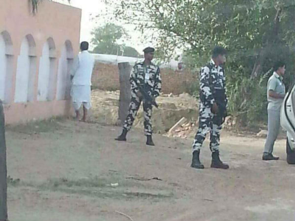 சுவற்றில் சிறுநீர் கழித்த அமைச்சர்