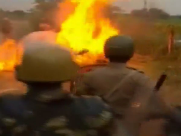 போலீசாரே தீ வைத்தனர் போலீசாரே தீ வைத்தனர்