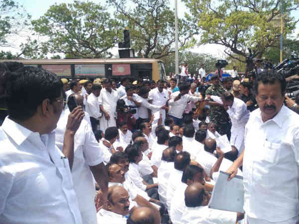 DMK stage protest in front of Secretariat