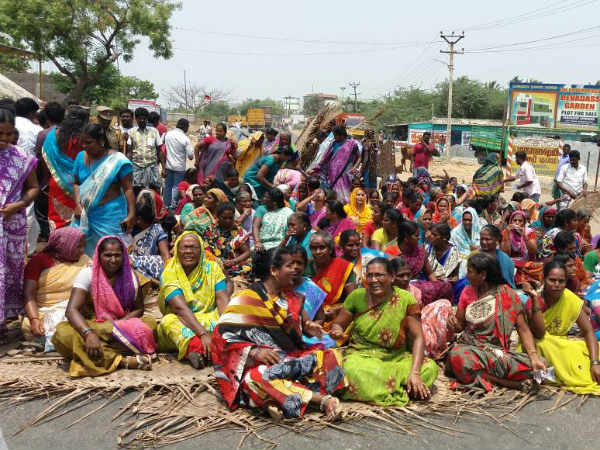 Women stage novel protest against Tasmac shops Women stage novel protest against Tasmac shops