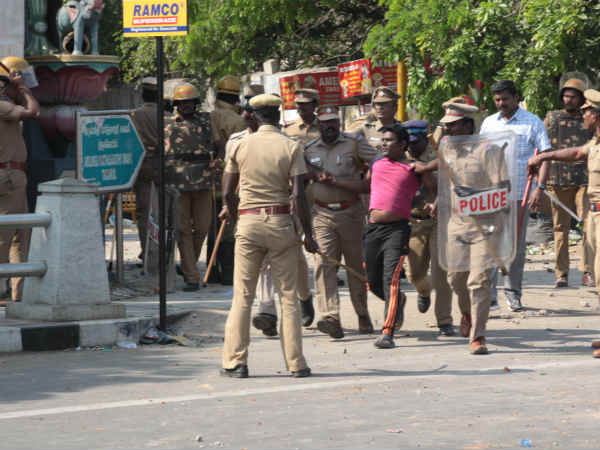  ஜல்லிக்கட்டில் தடியடி 
